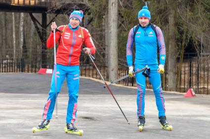 Московская область, г. Пересвет. Олимпийский чемпион по лыжным гонкам Александр Легков и олимпийский чемпион в биатлоне Антон Шипулин (слева направо) на открытии первого в области биатлонного комплекса в центре спортивной подготовки `Пересвет`.