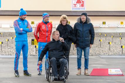 Московская область, г. Пересвет. Олимпийский чемпион в биатлоне Антон Шипулин, олимпийский чемпион по лыжным гонкам Александр Легков, олимпийская чемпионка Анфиса Резцова  (слева направо на втором плане) и шестикратный чемпион Паралимпийских игр Сергей Шилов (в центре на первом плане) на открытии первого в области биатлонного комплекса в центре спортивной подготовки `Пересвет`.