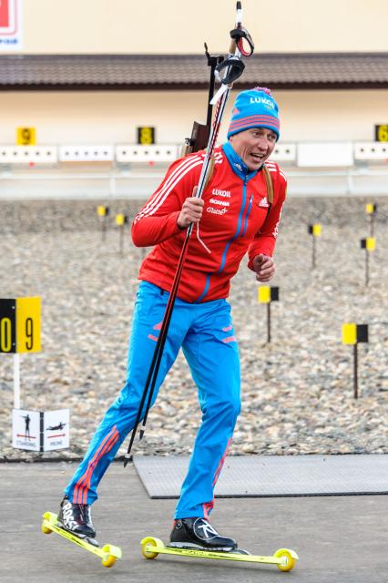 Московская область, г. Пересвет. Олимпийский чемпион по лыжным гонкам Александр Легков на открытии первого в области биатлонного комплекса в центре спортивной подготовки `Пересвет`.