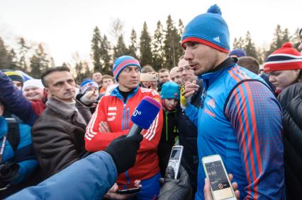 Московская область, г. Пересвет. Олимпийский чемпион по лыжным гонкам Александр Легков (в центре) и олимпийский чемпион в биатлоне Антон Шипулин (справа) на открытии первого в области биатлонного комплекса в центре спортивной подготовки `Пересвет`.