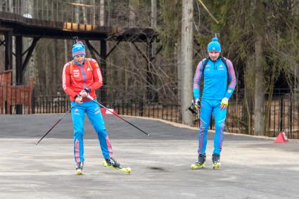 Московская область, г. Пересвет. Олимпийский чемпион по лыжным гонкам Александр Легков и олимпийский чемпион в биатлоне Антон Шипулин (слева направо) на открытии первого в области биатлонного комплекса в центре спортивной подготовки `Пересвет`.