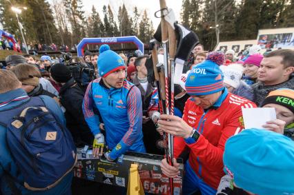 Московская область, г. Пересвет. Олимпийский чемпион в биатлоне Антон Шипулин  (в центре) и олимпийский чемпион по лыжным гонкам Александр Легков (второй справа) на открытии первого в области биатлонного комплекса в центре спортивной подготовки `Пересвет`.