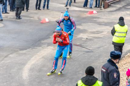 Московская область, г. Пересвет. Олимпийский чемпион по лыжным гонкам Александр Легков (на первом плане) и олимпийский чемпион в биатлоне Антон Шипулин (на втором плане) на открытии первого в области биатлонного комплекса в центре спортивной подготовки `Пересвет`.