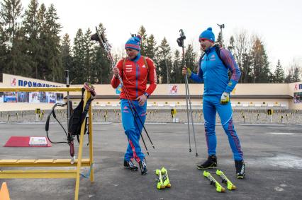Московская область, г. Пересвет. Олимпийский чемпион в биатлоне Антон Шипулин  и олимпийский чемпион по лыжным гонкам Александр Легков (слева направо) на открытии первого в области биатлонного комплекса в центре спортивной подготовки `Пересвет`.