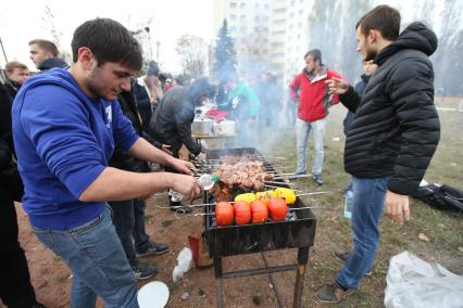 Ставрополь. День шашлычника прошел в рамках молодежного фестиваля культур народов Северного Кавказа `СКФО: Дом дружбы`.