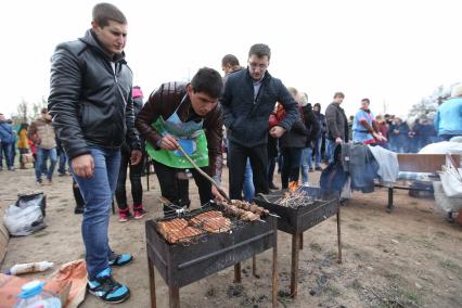 Ставрополь. День шашлычника прошел в рамках молодежного фестиваля культур народов Северного Кавказа `СКФО: Дом дружбы`.