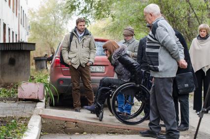 Самара. Активисты ОНФ (Общероссийский народный фронт) проверили доступность объектов и услуг для инвалидов.