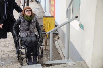 Самара. Активисты ОНФ (Общероссийский народный фронт) проверили доступность объектов и услуг для инвалидов.