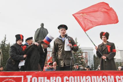 Барнаул. Участники митинга, посвященного 98-й годовщине Октябрьской революции.