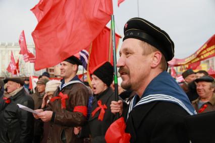 Барнаул. Участники митинга, посвященного 98-й годовщине Октябрьской революции.