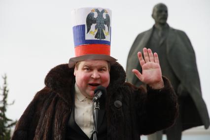 Барнаул. Мужчина в костюме буржуя во время проведения митинга, посвященного 98-й годовщине Октябрьской революции.