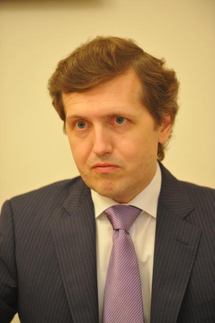 Москва. Директор Департамента международных финансовых отношений Минфина России, директор проекта `Содействие повышению уровня финансовой грамотности населения и развитию финансового образования в Российской Федерации` Андрей Бокарев во время интервью.