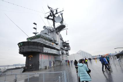 США. Нью-Йорк. Военный музей Intrepid Sea, Air & Space Museum. Американский авианосец Intrepid (Неустрашимый) типа `Эссекс` времен Второй мировой войны.