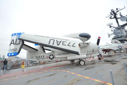 США. Нью-Йорк. Военный музей Intrepid Sea, Air & Space Museum.   Первый американский палубный самолет дальнего радиолокационного обнаружения Grumman E-1 Tracer (Грумман E-1 `Трейсер`).