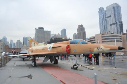 США. Нью-Йорк. Военный музей Intrepid Sea, Air & Space Museum.   Израильский всепогодный многоцелевой истребитель IAI Kfir (Кфир), созданный фирмой Israel Aerospace Industries.