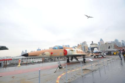 США. Нью-Йорк. Военный музей Intrepid Sea, Air & Space Museum.   Израильский всепогодный многоцелевой истребитель IAI Kfir (Кфир), созданный фирмой Israel Aerospace Industries.