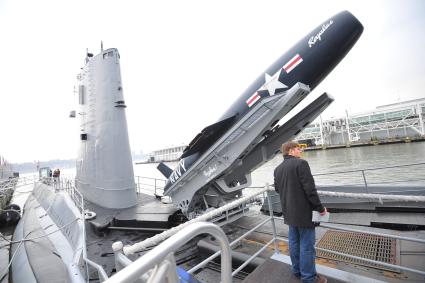 США. Нью-Йорк. Военный музей Intrepid Sea, Air & Space Museum. Американская одводная лодка USS Growler (SSG-577).
