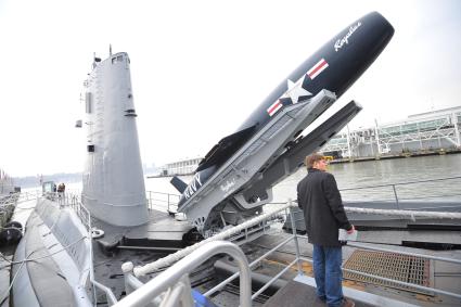 США. Нью-Йорк. Военный музей Intrepid Sea, Air & Space Museum.  Американская одводная лодка USS Growler (SSG-577).