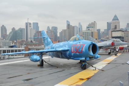 США. Нью-Йорк. Военный музей Intrepid Sea, Air & Space Museum.  Советский реактивный истребитель МиГ-17.