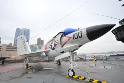 США. Нью-Йорк. Военный музей Intrepid Sea, Air & Space Museum. Американский палубный дозвуковой истребитель McDonnell F-3 Demon (Макдоннелл F-3 `Демон`).