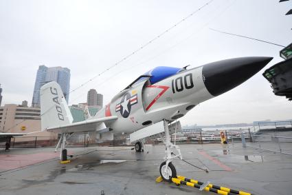 США. Нью-Йорк. Военный музей Intrepid Sea, Air & Space Museum.  Американский палубный дозвуковой истребитель McDonnell F-3 Demon (Макдоннелл F-3 `Демон`).