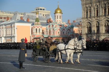 Москва.  Конная рессорная повозка со станковым пулеметом на марше, посвященном 73-й годовщине военного парада 7 ноября 1941 года, на Красной площади.