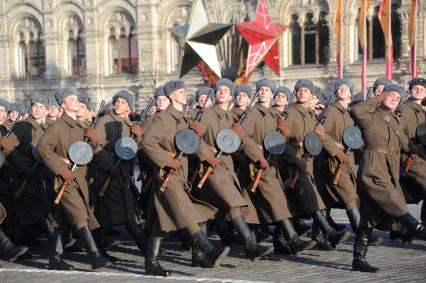 Москва.    Участники торжественного марша, посвященного 74-й годовщине военного парада 7 ноября 1941 года, на Красной площади.