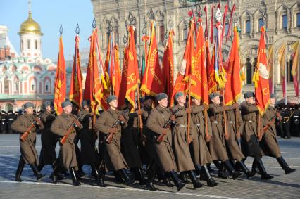 Москва.    Участники торжественного марша, посвященного 74-й годовщине военного парада 7 ноября 1941 года, на Красной площади.