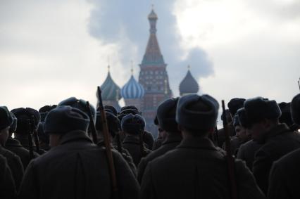 Москва.    Участники торжественного марша, посвященного 74-й годовщине военного парада 7 ноября 1941 года, на Красной площади.