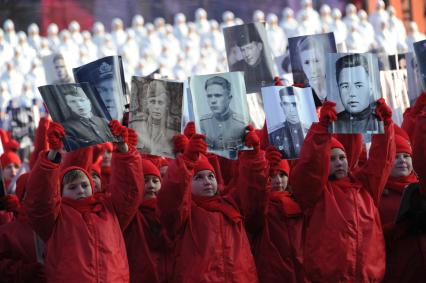 Москва.  Участники торжественного марша (`Бессмертный полк`), посвященного 74-й годовщине военного парада 7 ноября 1941 года, на Красной площади.