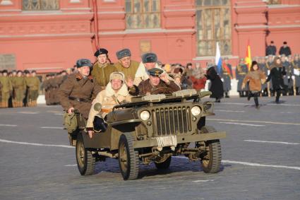 Москва.    Участники торжественного марша, посвященного 74-й годовщине военного парада 7 ноября 1941 года, на Красной площади.