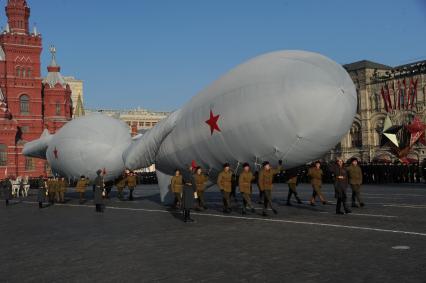 Москва.   Заградительный аэростатна марше, посвященном 74-й годовщине военного парада 7 ноября 1941 года, на Красной площади.