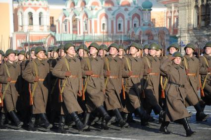 Москва.    Участники торжественного марша, посвященного 74-й годовщине военного парада 7 ноября 1941 года, на Красной площади.