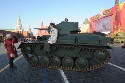 Москва.    Военная техника времен Великой Отечественной войны на марше, посвященном 74-й годовщине военного парада 7 ноября 1941 года, на Красной площади.