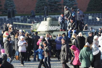 Москва.    Военная техника времен Великой Отечественной войны на марше, посвященном 74-й годовщине военного парада 7 ноября 1941 года, на Красной площади.