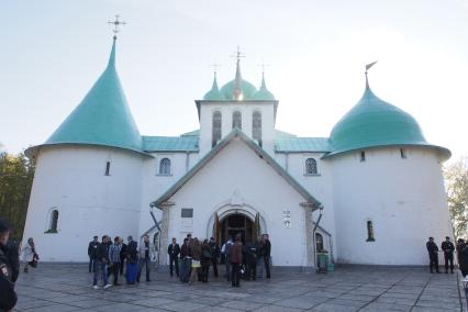 Тульская область. Люди у Храма Сергия Радонежского на Куликовом поле во время проведения торжеств, посвященных годовщине Куликовской битвы и 700-летия преподобного Сергия Радонежского.