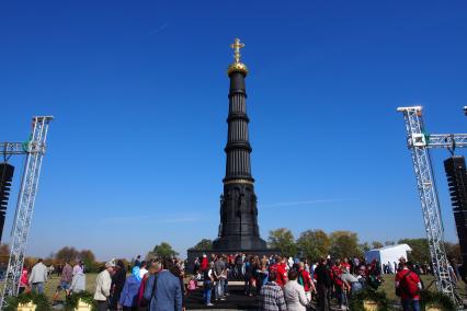 Тульская область. Люди у памятника в честь победы на Куликовом поле во время проведения торжеств, посвященных годовщине Куликовской битвы и 700-летия преподобного Сергия Радонежского.