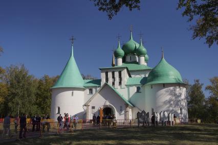 Тульская область. Люди у Храма Сергия Радонежского на Куликовом поле во время проведения торжеств, посвященных годовщине Куликовской битвы и 700-летия преподобного Сергия Радонежского.