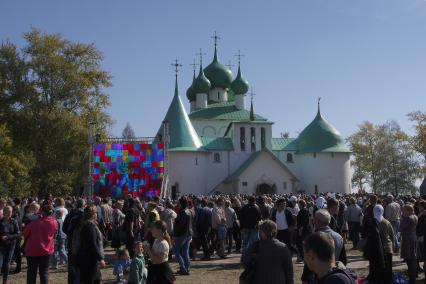 Тульская область. Люди у Храма Сергия Радонежского на Куликовом поле во время проведения торжеств, посвященных годовщине Куликовской битвы и 700-летия преподобного Сергия Радонежского.