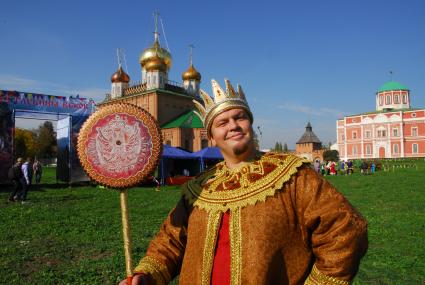 Тульская область. Мужчина в костюме царя демонстрирует пряник.