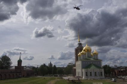 Тула. На территории Тульского кремля начались работы по монтажу шпиля Успенского собора при помощи вертолета К-32А.