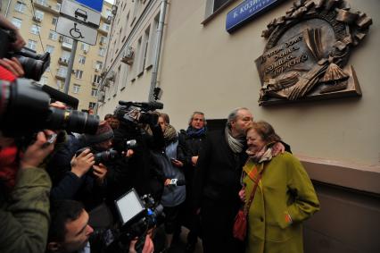 Москва. Вдовец Л.Гурченко, продюсер Сергей Сенин (второй справа), дочь Л.Гурченко Мария Королева и режиссер Андрей Житинкин (третий справа) во время церемонии открытия мемориальной доски актрисе Людмиле Гурченко на доме 11/13 в Трехпрудном переулке, где жила артистка.