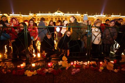 Санкт-Петербург. Люди приносят цветы и свечи на Дворцовую площадь в память о жертвах авиакатастрофы самолета Airbus A321.  Самолет авиакомпании `Когалымавиа`, выполнявший рейс Шарм эш-Шейх - Санкт-Петербург, на борту которого находились 224 человека, разбился на севере Синайского полуострова утром 31 октября.