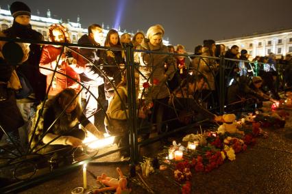 Санкт-Петербург. Люди приносят цветы и свечи на Дворцовую площадь в память о жертвах авиакатастрофы самолета Airbus A321.  Самолет авиакомпании `Когалымавиа`, выполнявший рейс Шарм эш-Шейх - Санкт-Петербург, на борту которого находились 224 человека, разбился на севере Синайского полуострова утром 31 октября.