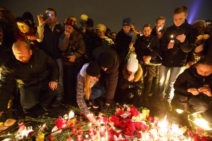 Санкт-Петербург. Люди приносят цветы и свечи на Дворцовую площадь в память о жертвах авиакатастрофы самолета Airbus A321. Самолет авиакомпании `Когалымавиа`, выполнявший рейс Шарм эш-Шейх - Санкт-Петербург, на борту которого находились 224 человека, разбился на севере Синайского полуострова утром 31 октября.