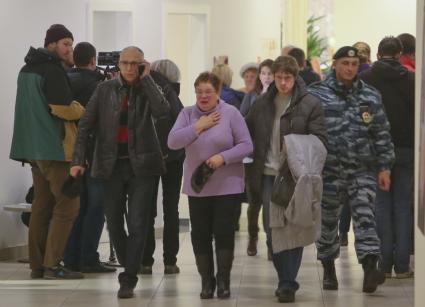 Санкт-Петербург. Родственники и близкие погибших пассажиров потерпевшего крушение самолета Airbus A321 в аэропорту Пулково. Самолет авиакомпании `Когалымавиа`, выполнявший рейс Шарм эш-Шейх - Санкт-Петербург, на борту которого находились 224 человека, разбился на севере Синайского полуострова утром 31 октября.