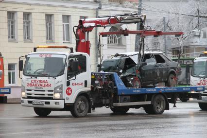 Нижний Новгород. Разбитые в результате ДТП автомобили провезли на эвакуаторах по центру города в рамках `Парада битых автомобилей`. С помощью этой акции ГИБДД напоминает водителям о необходимости соблюдать правила дорожного движения.