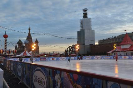 Москва. Защитный купол на Спасской башне во время реконструкции и ГУМ-Каток на Красной площади.