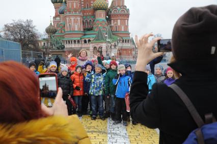 Москва.  Школьная экскурсия на Красной площади.