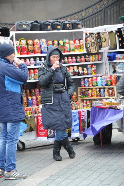 Москва.  Продажа сувенирной продукции.